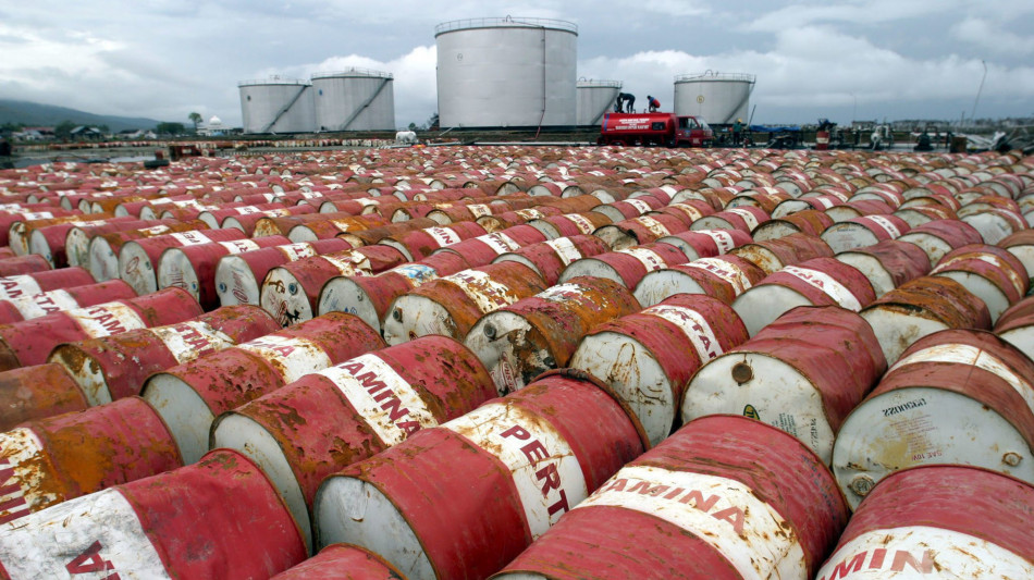 Prezzo petrolio in lieve rialzo, Wti scambiato a 61,70 euro