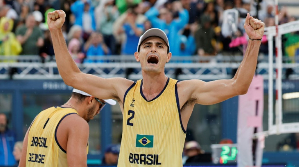 George e Andr&eacute; estreiam no v&ocirc;lei de praia em Paris com vit&oacute;ria sobre dupla marroquina