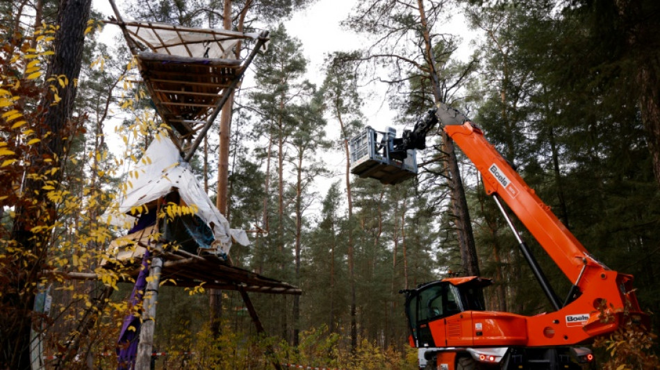 Polizei in Brandenburg setzt R&auml;umung von Tesla-Protestcamp bei Gr&uuml;nheide fort