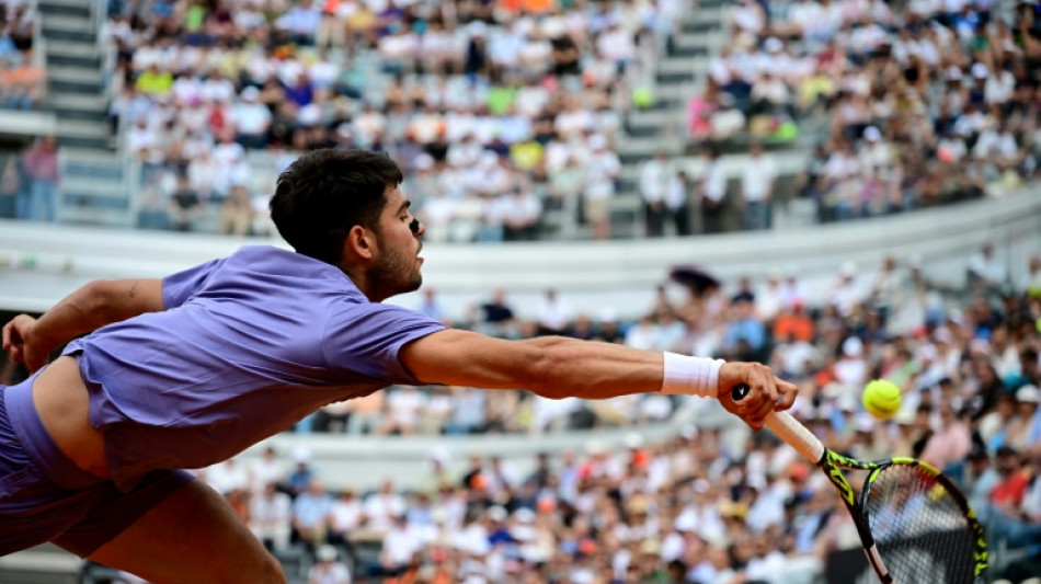 Alcaraz battles into Italian Open quarter-finals