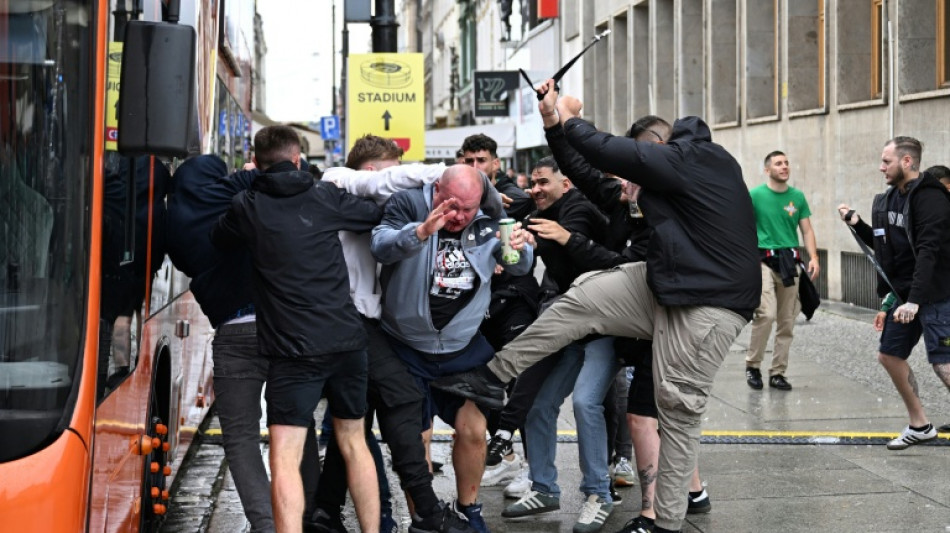 Torcedores de Chelsea e Betis entram em confronto antes da final da Liga Confer&ecirc;ncia