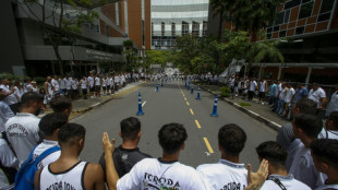 Besorgte Fans versammeln sich vor Pelés Krankenhaus in São Paulo