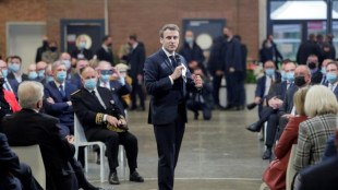 Présidentielle: insécurité, mal-logement, l'opposition tire à boulets rouges sur Macron 