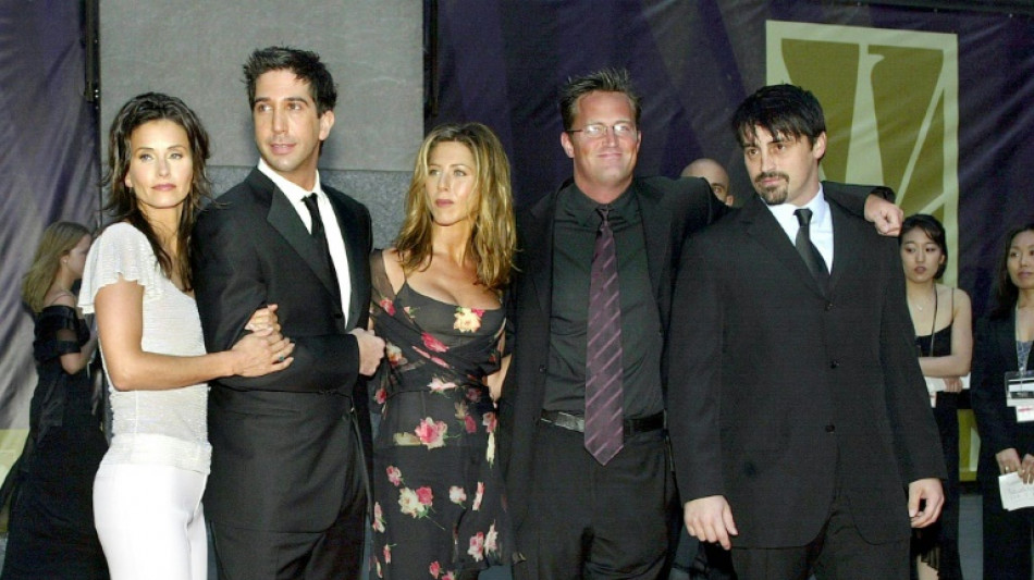 Les acteurs de "Friends" Matt LeBlanc et Courteney Cox rendent hommage &agrave; Matthew Perry