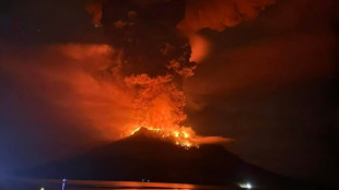 Erupção de vulcão na Indonésia provoca fuga de centenas de moradores