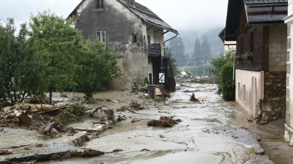 Inondations et glissements de terrain en Autriche, des villages isol&eacute;s 