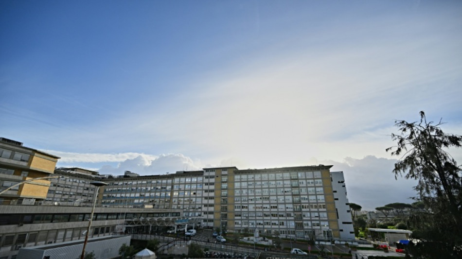 Papa apresenta sinais de melhora, mas &eacute; 'cedo demais' para deixar o hospital