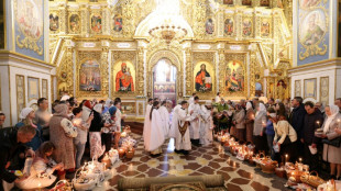 Russland schreibt Selenskyj zur Fahndung aus - Angriffe trotz orthodoxem Osterfest