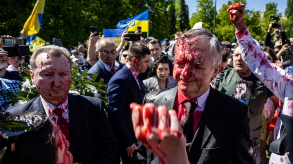 Russischer Botschafter in Polen mit roter Substanz überschüttet