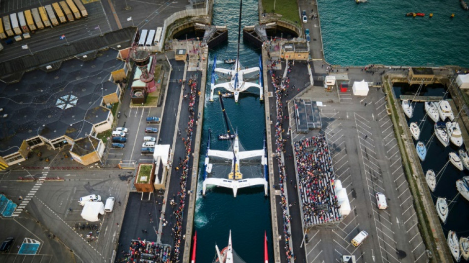 Route du Rhum: ferveur et vivats pour les Ultim &agrave; la sortie du port de Saint-Malo