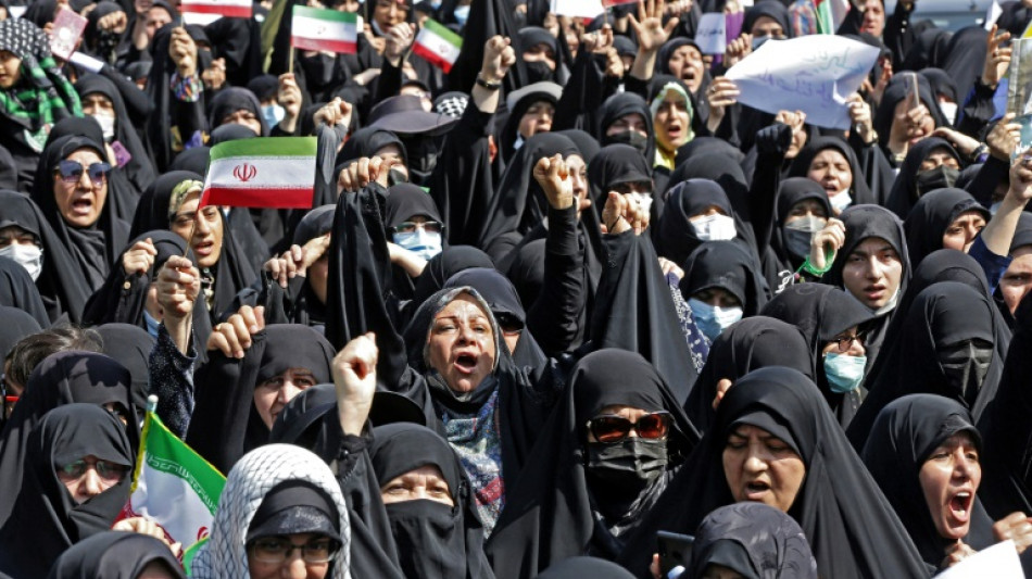 Des milliers d'Iraniens dans la rue pour d&eacute;fendre le port du voile