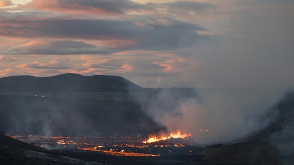 Una nueva erupci&oacute;n atrae a curiosos en Islandia