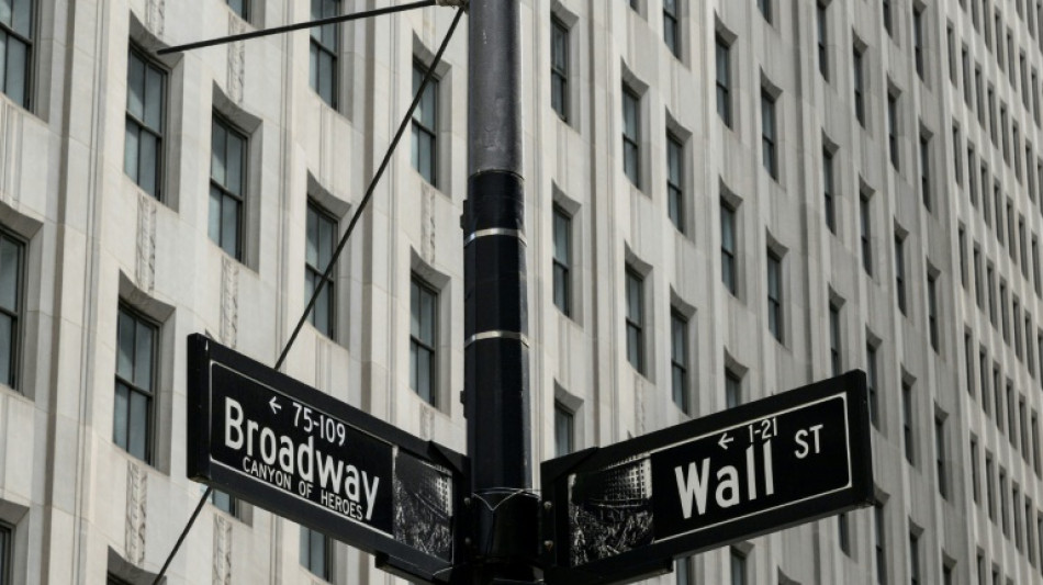 Wall Street termine en baisse, d&eacute;&ccedil;ue par des r&eacute;sultats et de mauvais indicateurs