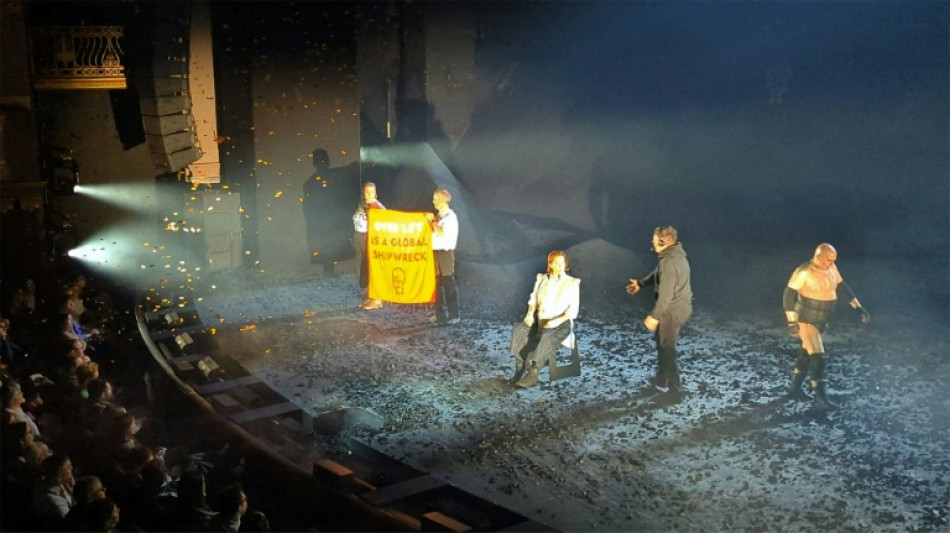 Dois ativistas clim&aacute;ticos interrompem pe&ccedil;a com Sigourney Weaver em Londres