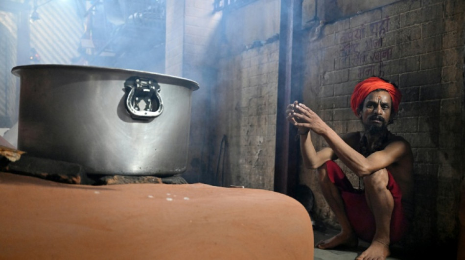 Los hombres santos del hinduismo, autorizados a estar desnudos en un templo nepal&eacute;s