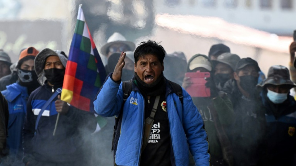 Manifestantes enfrentam a pol&iacute;cia em protesto contra o governo na Bol&iacute;via