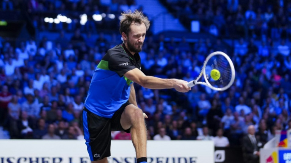 Medvedev vence Tsitsipas e enfrentar&aacute; Sinner na final do ATP 500 de Viena