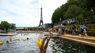 Par&iacute;s cierra tres espacios de ba&ntilde;o en el Sena a causa de la lluvia un d&iacute;a despu&eacute;s de la apertura