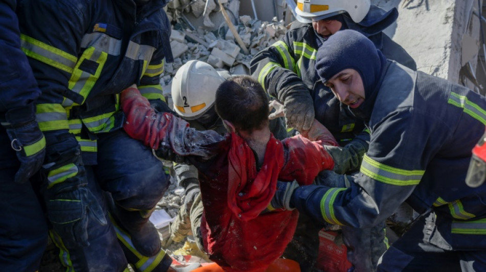 Muerte y devastaci&oacute;n entre los restos de cuartel militar de Mikolaiv bombardeado 