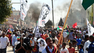 Fuerzas de seguridad sudanesas lanzan gases lacrimógenos contra los manifestantes