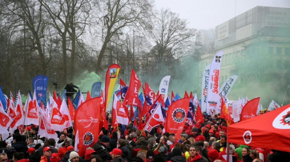 "L'industrie est lamin&eacute;e": quelques milliers d'ouvriers manifestent pr&egrave;s de la Commission europ&eacute;enne