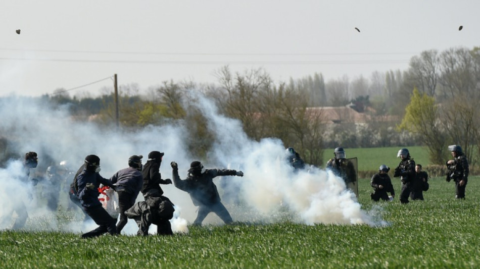 Deux-S&egrave;vres: des milliers de manifestants contre les "m&eacute;ga-bassines"