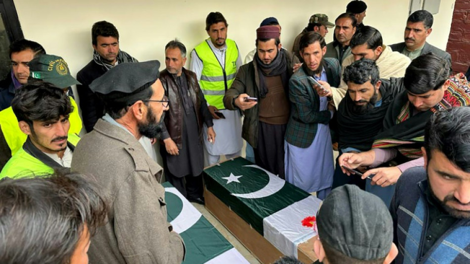 Una bomba mata a cinco policías encargados de proteger a vacunadores antipolio en Pakistán