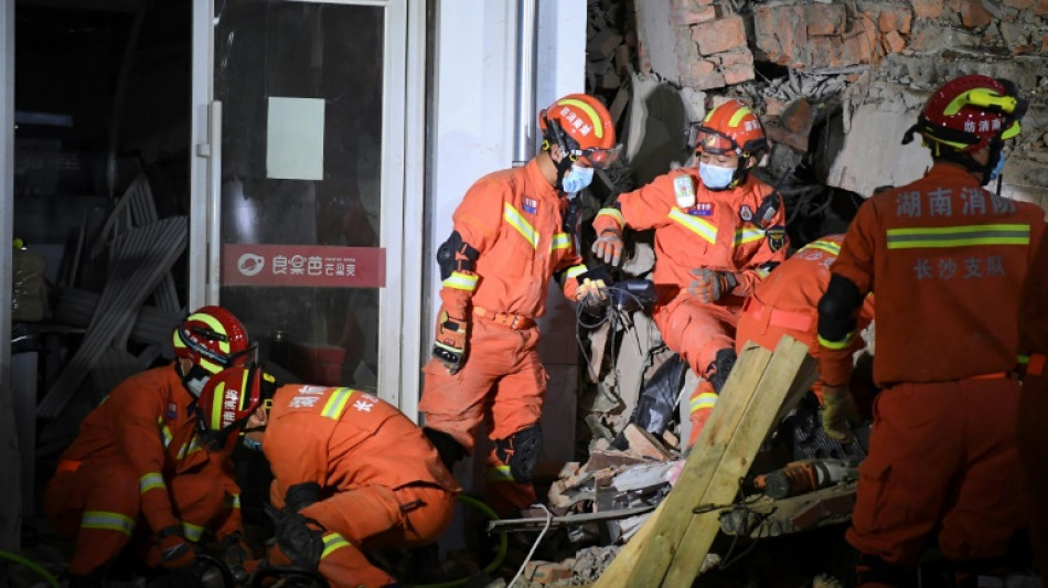 Rescatada una novena sobreviviente del edificio colapsado en China