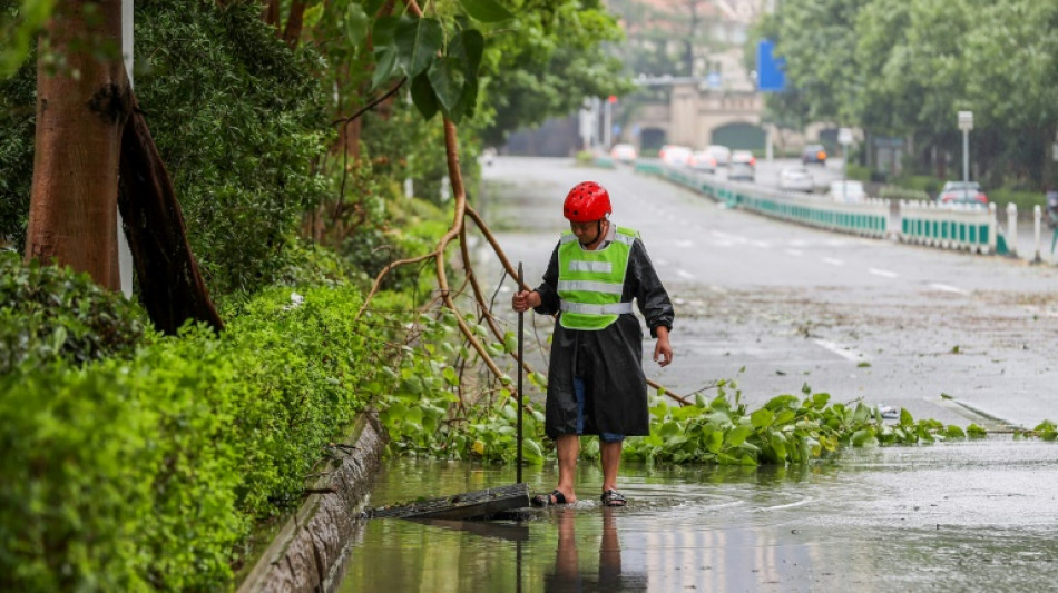 China decreta alerta roja en Pek&iacute;n y otras regiones por tif&oacute;n Doksuri