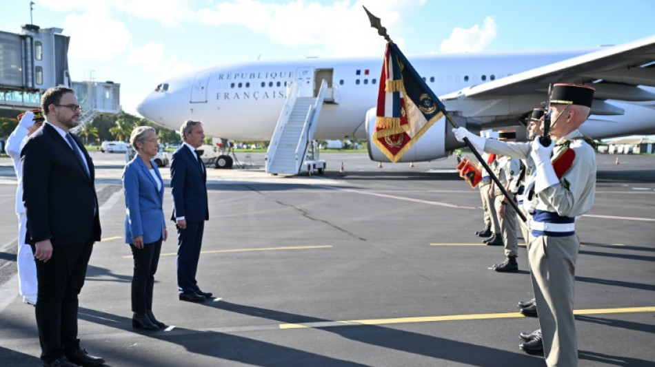 A Mayotte, Borne promet plus de moyens pour contrer l'ins&eacute;curit&eacute;