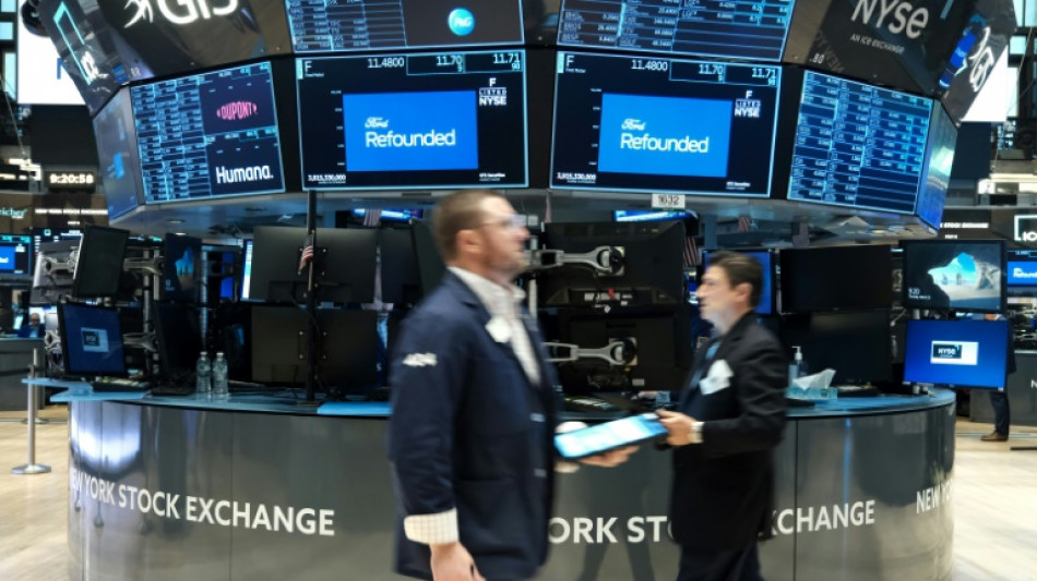 Wall Street &eacute;volue en l&eacute;g&egrave;re baisse, les taux remontent