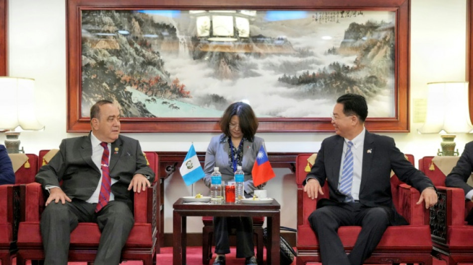 Presidente de Guatemala llega a Taiw&aacute;n en visita criticada por China