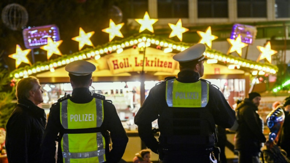 Vierj&auml;hriger streckt Weihnachtsmann Zunge heraus - Junge bekommt Rute in Gesicht