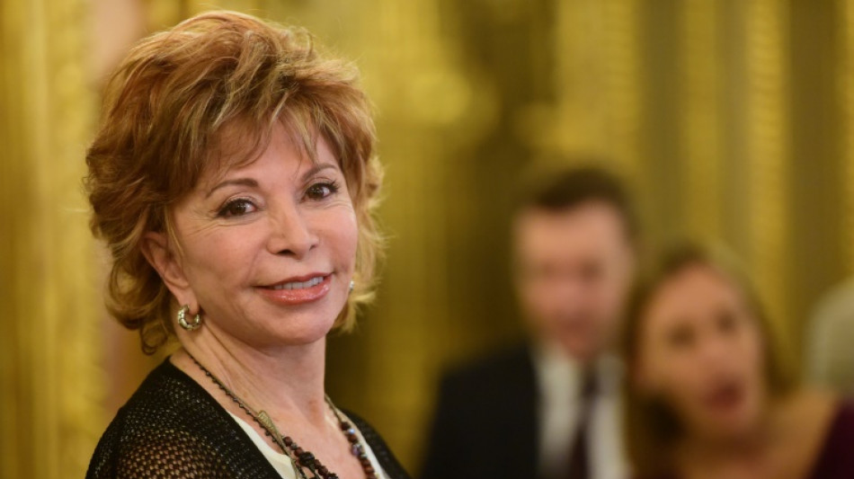 Isabel Allende: En Chile, los "carcamales de la pol&iacute;tica se tienen que ir a su casa"