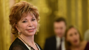 Isabel Allende: En Chile, los "carcamales de la pol&iacute;tica se tienen que ir a su casa"