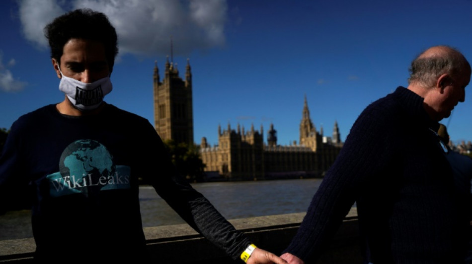 Assange-Unterstützer bilden Menschenkette um britisches Parlament