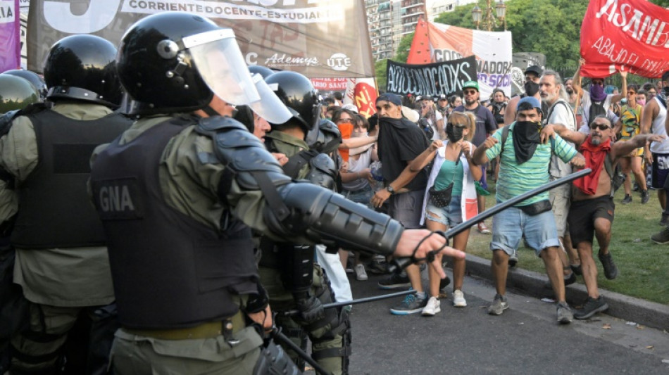 R&eacute;formes en Argentine: heurts lors d'une manifestation, l'opposition quitte un temps le Parlement
