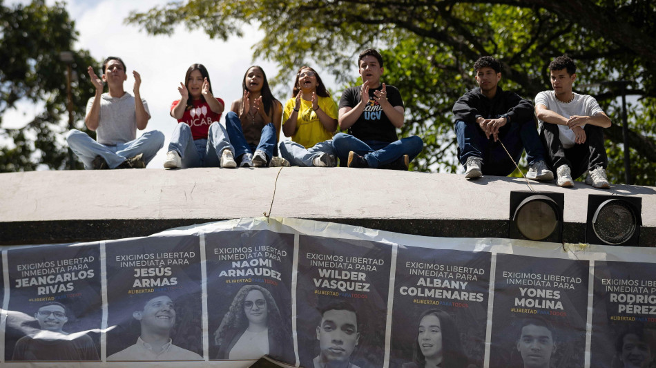 Venezuela, studenti in piazza chiedono libert&agrave; per i prigionieri politici