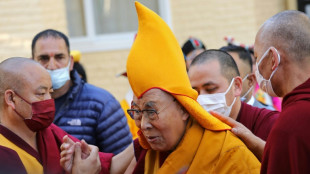 El dal&aacute;i lama pide disculpas a un ni&ntilde;o por pedirle chuparle la lengua