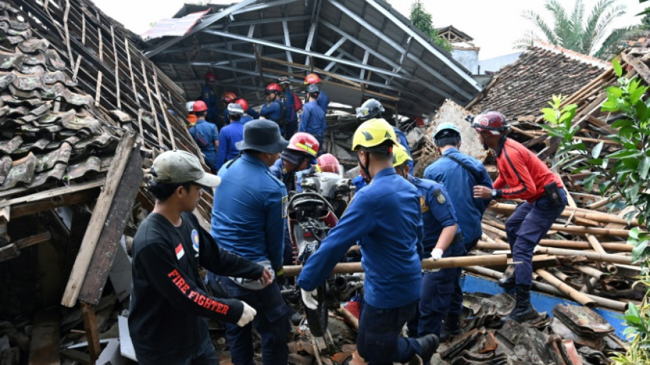 Socorristas encuentran muerta a una niña buscada tras sismo en Indonesia