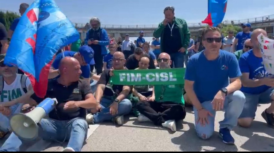 I lavoratori ex Ilva rimuovono blocco da statale Taranto