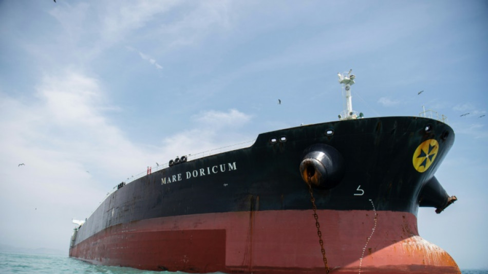 Buque implicado en derrame en Per&uacute; permanece fondeado a seis millas de la costa