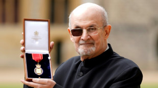 Salman Rushdie é homenageado no Reino Unido e volta a escrever