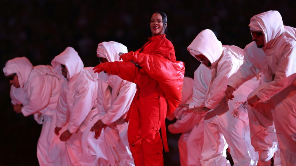 Rihanna conquista el Super Bowl con una acrob&aacute;tica actuaci&oacute;n