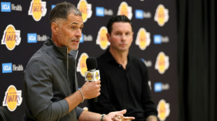 Lakers extend head coach Redick contract