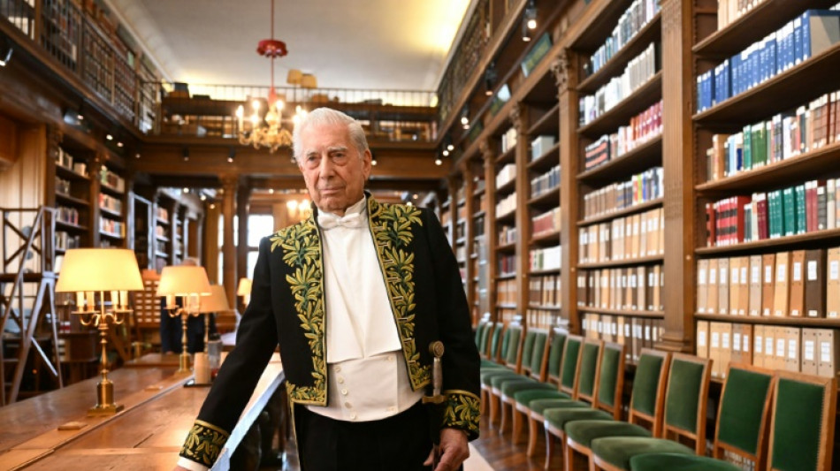 Le prix Nobel Vargas Llosa re&ccedil;oit la nationalit&eacute; dominicaine 