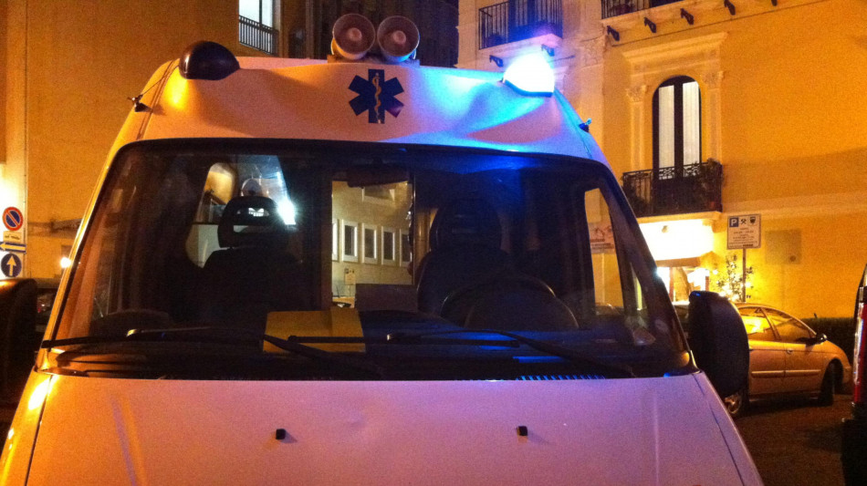 Sorprende ladri nel cortile di casa, spara e ne uccide uno