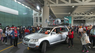 Una protesta de maestros bloquea los accesos al principal aeropuerto de M&eacute;xico