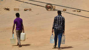 Sudaneses arriscam a vida para conseguir água