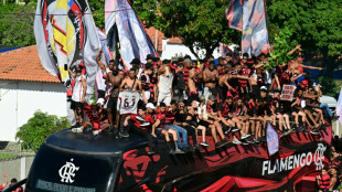 Torcedores e policiais entram em confronto em embarque do Flamengo rumo &agrave; final da Libertadores
